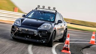 Auf dem Prüfgelände in Weissach haben Prototypen des elektrischen Porsche Macan bereits erste Runden gedreht. (Bild: Porsche)