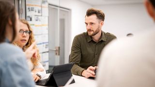 Alle dürfen mitmachen: Die Digitalisierungsabteilung um Autor Fabian Schmitz (r.) erarbeitet das Konzept zur Etablierung von künstlicher Intelligenz in der Kreisverwaltung Viersen. (Bild: Simon Erath)