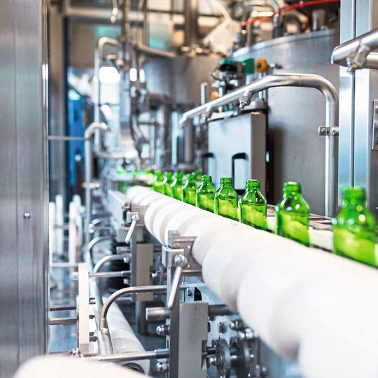 In Getränkeabfüllanlagen kommen häufig die robusten und verschleissarmen AC-Gehäusemotoren der IGK/IGL-Serie zum Einsatz. In Getränkeabfüllanlagen kommen häufig die robusten und verschleissarmen AC-Gehäusemotoren der IGK/IGL-Serie zum Einsatz.