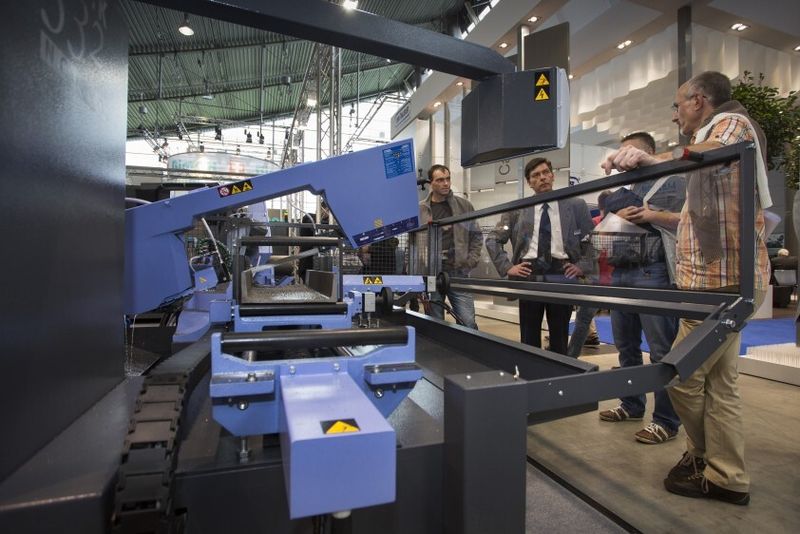 MEP by Willi Zimmer: Besucher betrachten die Shark-332-NC-Gehrungsbandsägemaschine. (Bild: Messe Stuttgart)