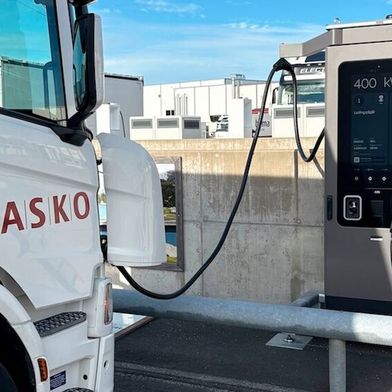 Der A400 ist nicht etwa eine Transportmaschine von Airbus, sondern der All-in-One Charger aus dem Hause ABB E-Mobility, dessen zwei Ladepunkte je 200 Kilowatt zur Verfügung stellen. (Bild: ABB E-mobility)