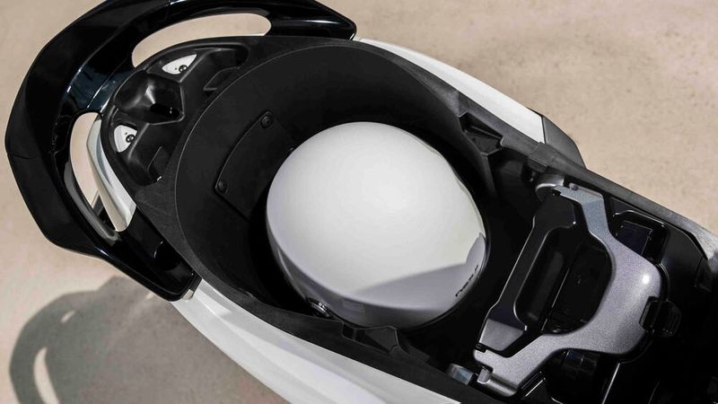 Ohne Zweitakku ist unter der Sitzbank Platz für ein Jethelm. (Bild: Yamaha)