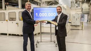 Sie dämpft und dämpft und dämpft: Eine Million GFK-Leichtbau-Blattfedern hat SGL Carbon jetzt an Volvo ausgeliefert. Von links: Dr. Jürgen Köhler, Vorstandsvorsitzender der SGL Carbon, und Herwig Fischer, Geschäftsführer der SGL Carbon am Standort Innkreis (Österreich), freuen sich über diese hervorragende Lieferperformance. (SGL Carbon)