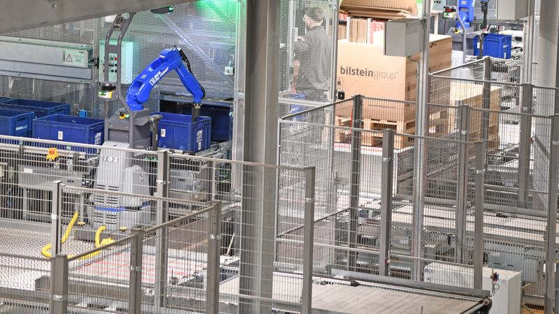 Antwort auf den Fachkräftemangel in der Logistik: Die IGZ-Roboter Luke übernehmen repetitive Aufgaben bei der Vorkommissionierung und Verdichtung der Waren.(Bild:  IGZ)