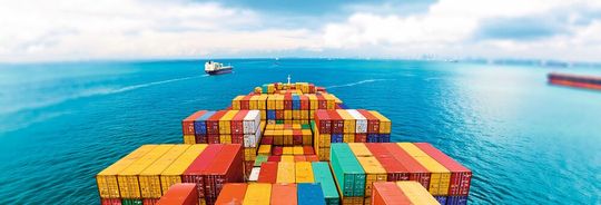 Die US-Zölle plagen die deutschen Unternehmen schon seit Monaten und der Hickhack geht weiter. Experten haben jetzt mal analysiert und verglichen, wie sich das Ganze auf das Exportgeschehen bisher ausgewirkt hat ...(Bild: ©  donvictori0 - stock.adobe.com)