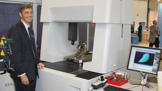 Beda Haefely (Manager Organization) neben der neuesten Entwicklung - eine 3D-Messmaschine - des breit aufgestellten Unternehmens Erowa AG. (Archiv: Vogel Business Media)