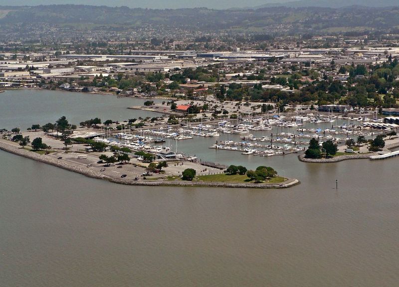 San Leandro in Kalifornien hat rund 4200 Straßenlaternen auf LED umgerüstet und dabei jeweils an ein 6LoWPan-basiertes Mesh-Netzwerk angeschlossen. Das Projekt überwacht die Funktionalität der Leuchten, ermöglicht aber auch deren Fernüberwachung und Programmierung. Die Stadt verfügt über einen 10-Gigabit-Internetanschluss im Rathaus und bietet öffentliche Wi-Fi-zugänge mit einem städtischen Glasfasernetz als Backbone. ISan Leandro wird sein intelligentes Stadtprogramm nach und nach erweitern, und zwar um eine Verkehrs- und Parkpatzüberwachung, die Überwachung der Luftqualität sowie ein verbessertes Abfallmanagement. Die Stadt nutzt außerdem die IoT-Technologie zur Optimierung der Bewässerung. (gemeinfrei)