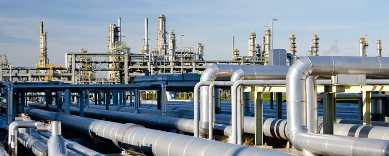 Big risks: When whole process plants like this refinery have to be overhauled, small errors can put a whole site at stake. (© industrieblick - Fotolia)