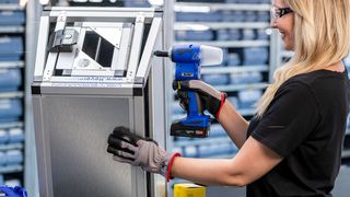 Auf der Blechexpo stellt Gesipa auch den Birdie vor. Das akkubetriebene Blindnietgerät wiegt ohne Akku nur 900 Gramm, hat aber und eine Setzkraft von 10.000 Newton, heißt es. (Bild: Gesipa)