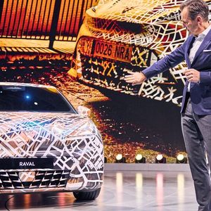 VW-Markenchef Thomas Schäfer mit dem Cupra Raval, das als erstes der vier kleinen, neuen Volkswagen-BEVs in den Handel kommt.  (Bild:  IAA)
