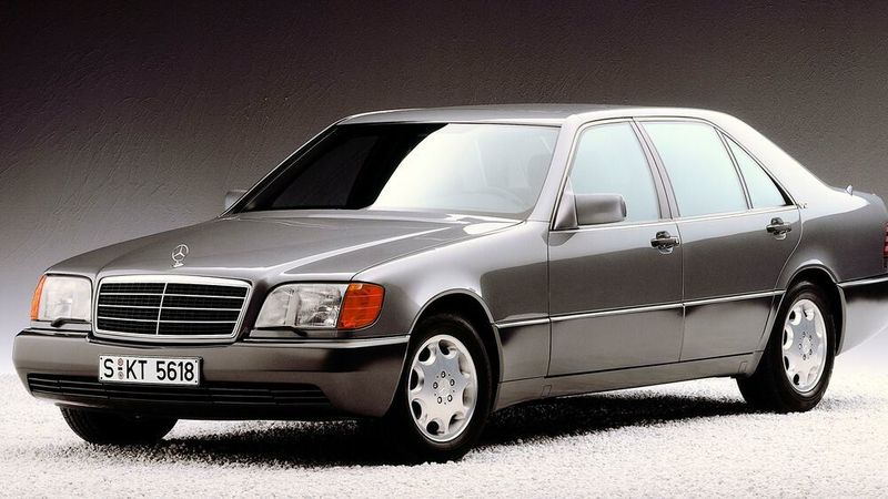 Mercedes fuhr mit der S-Klasse (W 140) vor dem Bonner Bundestag vor. (Daimler)