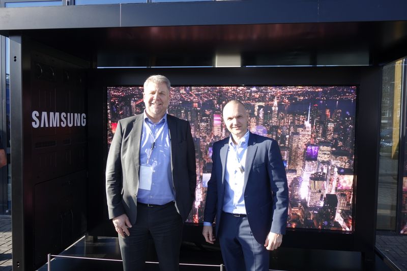 ...oder draußen bei -4 C, (l.) Markus Korn und Michael Vorberger, Samsung, haben immer gut lachen. (Bild: IT-BUSINESS)