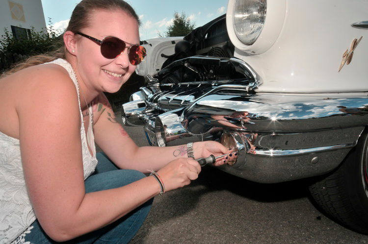 Selbst ist die Frau: Daniela Eberl repariert den Blinker an ihrem Pontiac Starchief (Baujahr 1956). (Zietz)