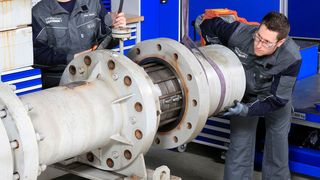 ISGT-Spezialisten beim Montieren einer Spaltrohrpumpe. Jetzt sind die Gendorfer Experten für Instandhaltung auch bei der OMV-Raffinerie am Standort Burghausen aktiv. (Infraserv Gendorf)