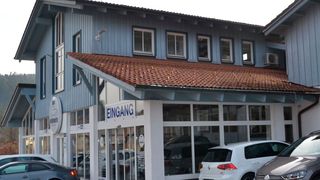 Auto Niedermayer ist weit über die Gemeinde Neukirchen bekannt. (Mauritz)