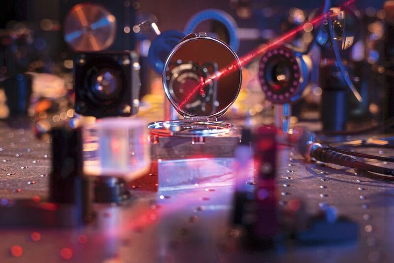 Forscher haben eine neuartige Licht-Materie-Schnittstelle realisiert, mit der sie den am leicht-möglichsten Spiegel bestehend aus nur 200 Atomen erzeugen konnten.