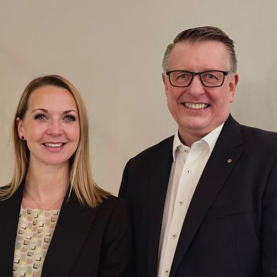 Das Kunststoff-Institut Lüdenscheid verabschiedet sich vom langjährigen Geschäftsführer, Dipl.-Ing. Thomas Eulenstein. Er hat die Verantwortung an Dipl.-Kffr. (FH) Steffi Volkenrath abgegeben, die zuvor gründlich in den neuen Job eingeführt wurde, wie es heißt. (Bild: KIMW)