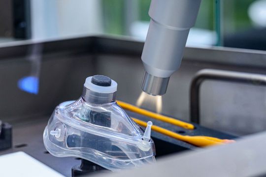 Eine «Openair-Plasma»-Düse aktiviert die Kunststoffoberfläche vor dem Verkleben und schafft so die Voraussetzung für eine zuverlässige Haftung unterschiedlicher Materialien – auch bei Hart-Weich-Verbindungen.(Bild:  Plasmatreat GmbH)