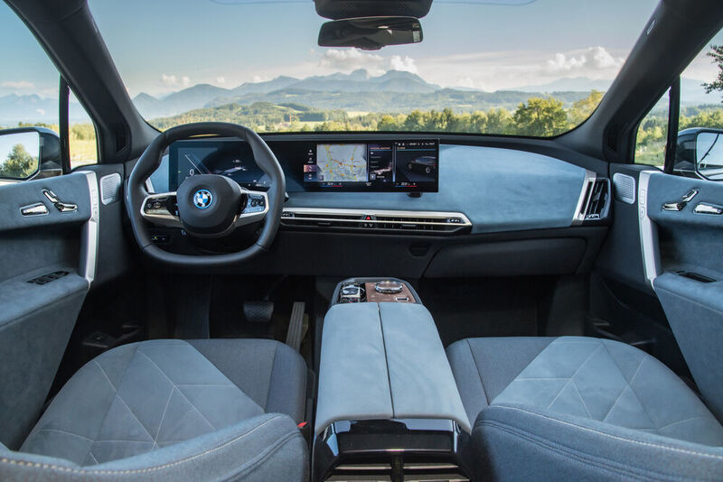 Das luftige Ambiente im iX wirkt moderner als im 4er Gran Coupé. Edle Materialien akzentuieren das großzügige, horizontal betonte Cockpit. (Autoren-Union Mobilität/BMW)