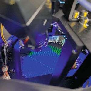 Bild 3: 3D-Lötpasteninspektion (SPI): Hochpräzise Volumenmessung auf Basis einer Streifenlichtprojektion.(Bild:  Swissbit)