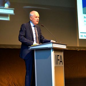 Im vergangenen Jahr eröffnete noch Professor Willi Diez den „Tag der Automobilwirtschaft“ in Nürtingen.(Bild:  Seyerlein)