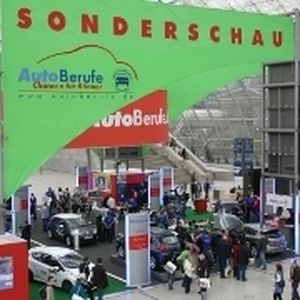 Die Sonderschau „Auto-Berufe – Chancen für Könner“ findet bei den AMI-Besuchern ein gutes Interesse.