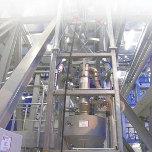 Big-Bag-Entleerstation vorort im Kraftwerk. Der Big Bag wird mittels elektrischem Kettenzug angehoben und oberhalb des Druckkessels auf die Andockstation gesetzt. Bild: IB Verfahrenstechnik