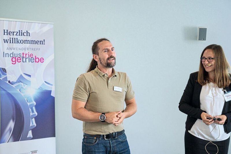 ...der Redakteurs-Kollege Bernhard Richter durch das parallel laufende Forum. (J. Untch/Vogel Corporate Media)