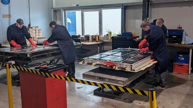 Mittlerweile arbeiten in diesen sage und schreibe rund 30 Mitarbeiter, die nicht nur E-Autos warten und reparieren, sondern allen voran auch ausschlachten. Den dabei wertvollsten Schatz, der anfällt, den Akku, verkaufen die Ruhfassler entweder als Ersatzteil oder bauen daraus Stromspeicher – inklusive selbst entwickelter Steuerungen. (Bild: Dominsky –VCG)