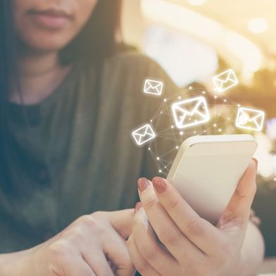 E-Mail-Anbieter im Test: Stiftung Warentest zeigt, wie groß die Unterschiede sind und ob sich ein kostenpflichtiges Postfach lohnt. (Bild: © Monster Ztudio - stock.adobe.com)