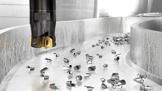 Zwei Sandvik-Innovationen gibt es jetzt! Hier zunächst ein Blick auf den neuen Hochvorschubfräser Coromill MH20, der auch bei hoher Auskragung vibrationsfrei zerspant. Und dann haben die Schweden noch etwas softwartechnisches, das die volle Kontrolle des Spanbruchs erlaubt. (Sandvik Coromant)