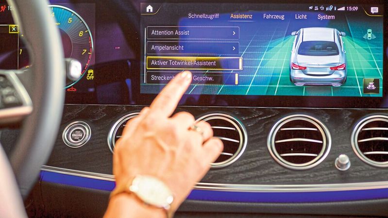 Für das Nachrüsten von Fahrerassistenzsystemen ist das Kfz-Handwerk zuständig. Anbieter solcher Leistungen müssen in der Handwerksrolle eingetragen sein. Für das Nachrüsten von Fahrerassistenzsystemen ist das Kfz-Handwerk zuständig. Anbieter solcher Leistungen müssen in der Handwerksrolle eingetragen sein.