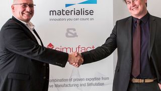  Hendrik Schafstall, CTO von Simufact Engineering und Stefaan Motte, Vice President Software bei Materialise, besiegeln die Zusammenarbeit für eine besser Simulation der Stützstrukturen im 3D-Metalldruck. (Materialise)