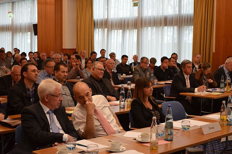 Die Frage eines Händlers, was denn wäre, wenn niemand die neuen Verträge unterschreibe, löste eine teilweise sehr emotionale Debatte aus. (Foto: Rehberg)