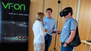 Die Plattform Stage von vr-on ermöglicht erstmals im B2B-Bereich den schnellen und unkomplizierten Aufbau einer kollaborativen Virtual Reality Session zwischen mehreren Standorten.  (Bild: Schreier)