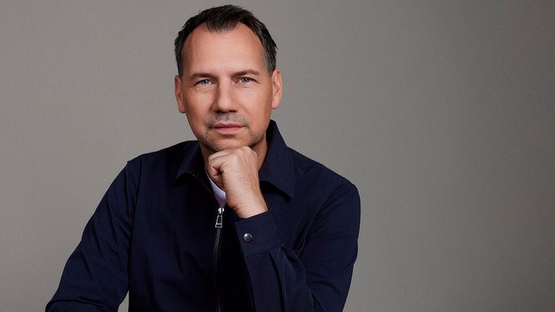 Sebastian Fitzek sieht beim Umgang mit Deepfakes ein Vollzugsdefizit und macht KI-Unternehmen mitverantwortlich für digitale Gewalt.(Bild:  Marcus Höhn)