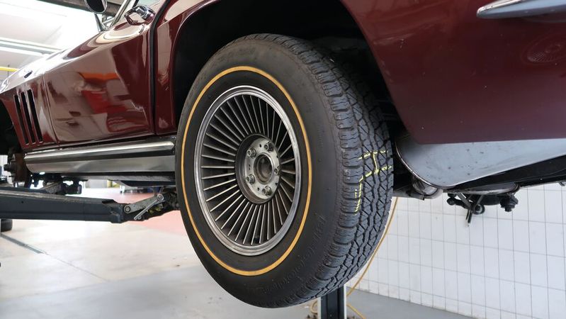 Dem Cabriolet der Corvette-Baureihe C2 wurden bei einer verschleißbedingten Umbereifung vier neue Reifen mit Höhenschlag montiert. An der Fehlerdiagnose waren drei Werkstätten beteiligt. Erst die dritte Werkstatt hatte Erfolg.(Bild:  Diehl – VCG)
