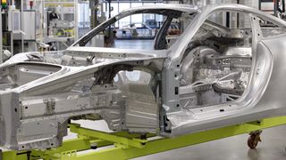 Mehr Leichtbau als je zuvor stecke im neuen Porsche 911, verkündet der Hersteller aus Zuffenhausen. Dafür braucht es auch moderne Produktionstechnik. (Porsche AG | Jörg Eberl)