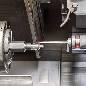 Der Messtaster TC54-10 T von Blum ist eine spezielle Variante für die rauen Bedingun­gen in Dreh­maschinen.