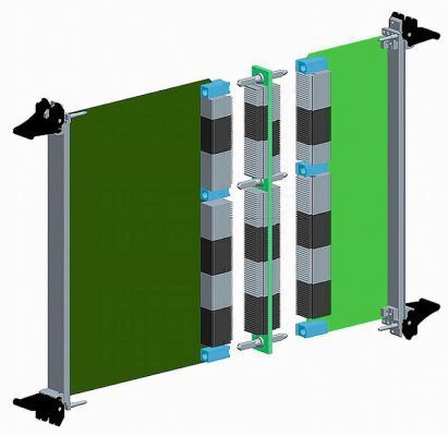 Bild 7: VMEbus-/VPX-Platinen von vorn und von hinten, dazwischen befindet sich die Midplane. (Bild: VITA)