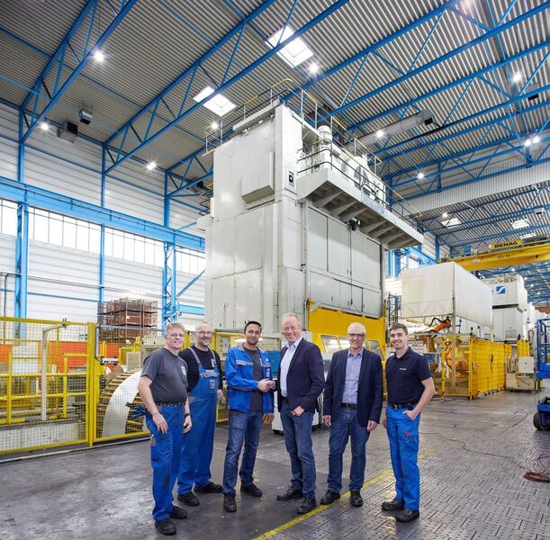 Die Teams von Meleghy Automotive und Schuler arbeiteten bei der Modernisierung der 1.500-Tonnen-Presse sehr gut zusammen. (Schuler)