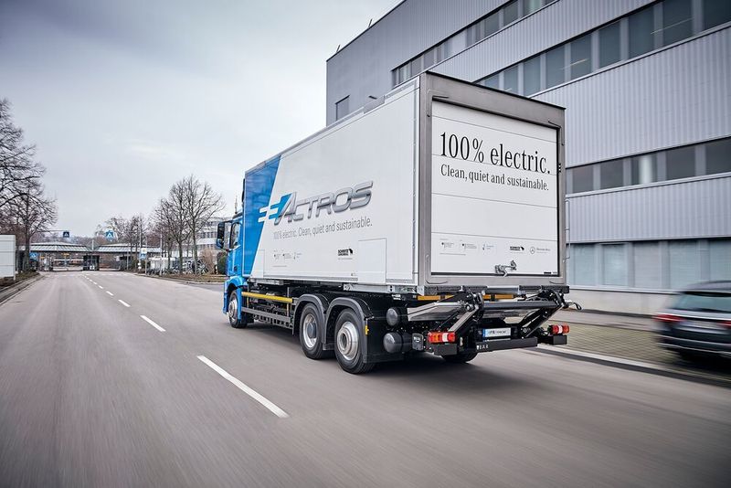 Die Batterien sind in insgesamt elf Paketen verbaut: Drei befinden sich im Bereich des Rahmens, die anderen acht unterhalb. (Daimler AG)