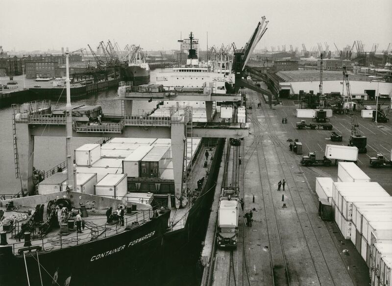 Ein Containerschiff wir in Bremerhaven 1976 entladen. (BLG-Group)