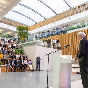 In seinem Grußwort an alle Mitarbeitenden betonte Kretschmann die Relevanz von Dekarbonisierung.(Bild:  Luca Siermann/ABB)