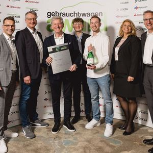 Der dritte Platz in der Kategorie Vertragshandel geht an das Autohaus Griesbeck in Deggendorf (Team mit Juroren).(Bild:  Stefan Bausewein)