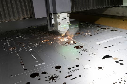 Die Euroblech nahm LVD zum Anlass eine Smart Cell für die Blechbearbeitung vorzustellen. Mit dabei war aber auch die produktive Laserschneidmaschine Phoenix LF-3015 mit 20 Kilowatt Leistung (hier bei der Arbeit). Näheres zum LVD-Auftritt erwartet Sie in diesem Beitrag. Die Euroblech nahm LVD zum Anlass eine Smart Cell für die Blechbearbeitung vorzustellen. Mit dabei war aber auch die produktive Laserschneidmaschine Phoenix LF-3015 mit 20 Kilowatt Leistung (hier bei der Arbeit). Näheres zum LVD-Auftritt erwartet Sie in diesem Beitrag.