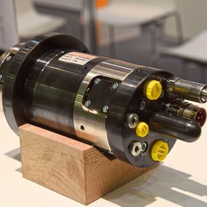 Die neue, hydrostatisch gelagerte Hochgeschwindigkeitsspindel eignet sich für Bearbeitung filigraner Strukturen.