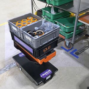 Das kostengünstige FTS unterstützt die Igus-Mitarbeitenden auch bei der Montage des Rebel Cobots. (Bild:  Igus)