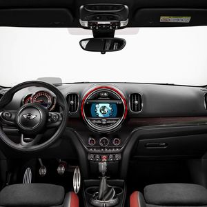 Auch im Innenraum des Mini Countryman JCW geht es sportlich zu. 
