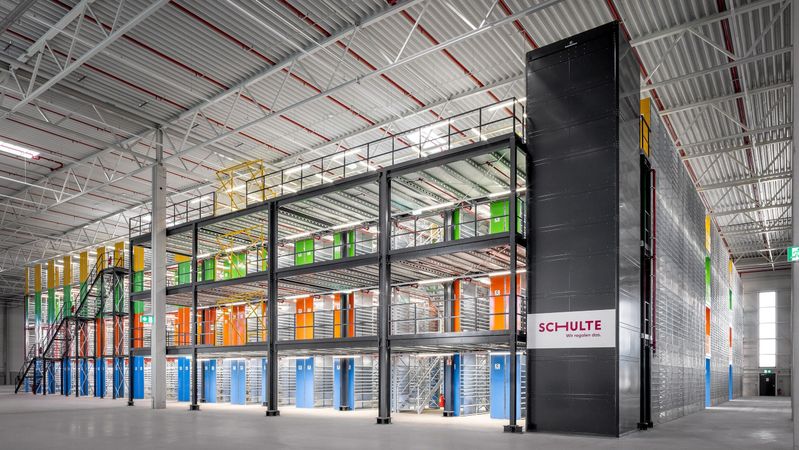 Das neue Lager von HBOD bietet rund 2.000 Fachbodenregalfelder mit sechs beziehungsweise zwölf Ebenen.(Bild:  Gebrüder Schulte GmbH & Co. KG)
